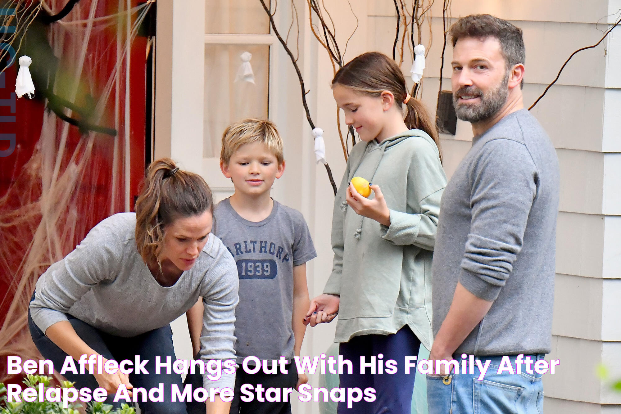 Ben Affleck hangs out with his family after relapse and more star snaps